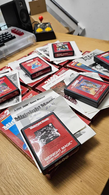 Sechs Spiele für den Atari 2600:
Mario Bros, Dark Chambers, QBert, Midnight Magic, Secret Quest und Klax.
Aufgereiht inklusive Verpackung und Spielanleitung in super Zustand. 