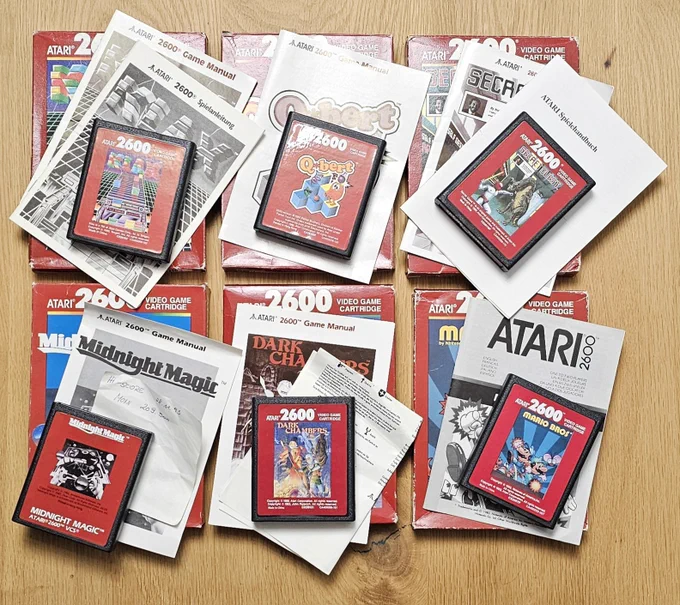 Sechs Spiele für den Atari 2600:
Mario Bros, Dark Chambers, QBert, Midnight Magic, Secret Quest und Klax.
Aufgereiht inklusive Verpackung und Spielanleitung in super Zustand. 