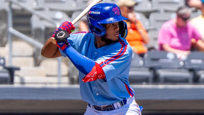 Chicago Cubs prospect Jefferson Rojas bats from the right side in a light blue Knoxville Smokies jersey