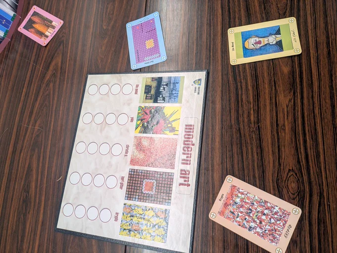 ２枚目。実際は場に売りに出される絵は１枚だけ。それについてオークションが始まる。ある画家の絵が５枚売りに出されたらラウンド終了。