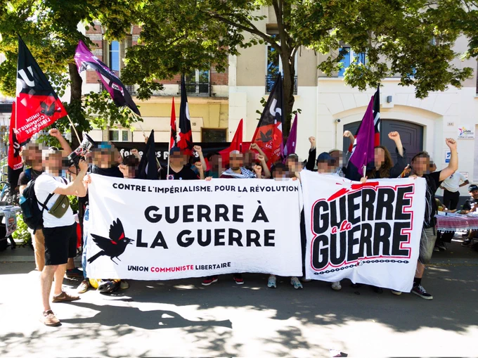 Banderoles de l'UCL qui disent "Guerre à la Guerre"