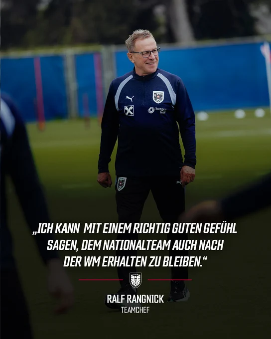Der Trainingsanzug einer Fußballmannschaft ist zu sehen, getragen von einer älteren männlichen Person.