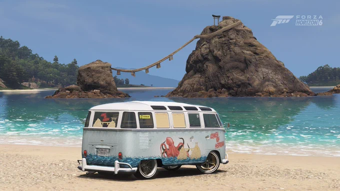 Una furgoneta vintage con arte temático del océano está estacionada en una playa de arena. En el fondo, se ve una isla rocosa con puentes arqueados, rodeada de agua turquesa. El logotipo de "Forza Horizon 4" está en la esquina superior derecha.