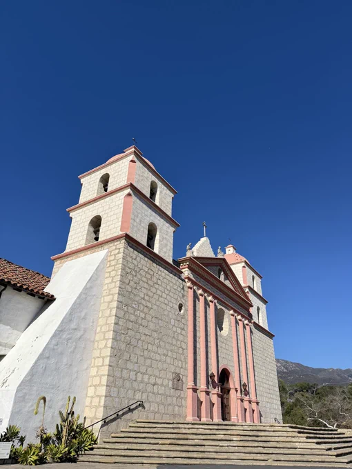 Spanish Mission in Santa Barbara, California © @_jeffreyr