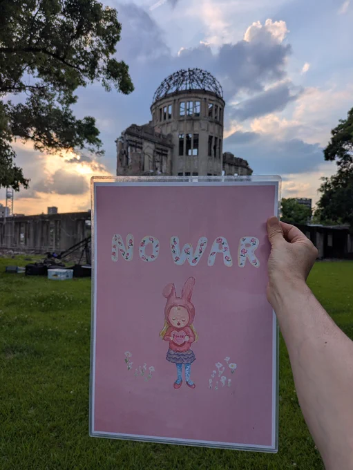 原爆ドームとプラカード