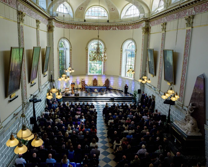 Le premier ministre Carney prend la parole au Trinity College de Dublin, en Irlande.