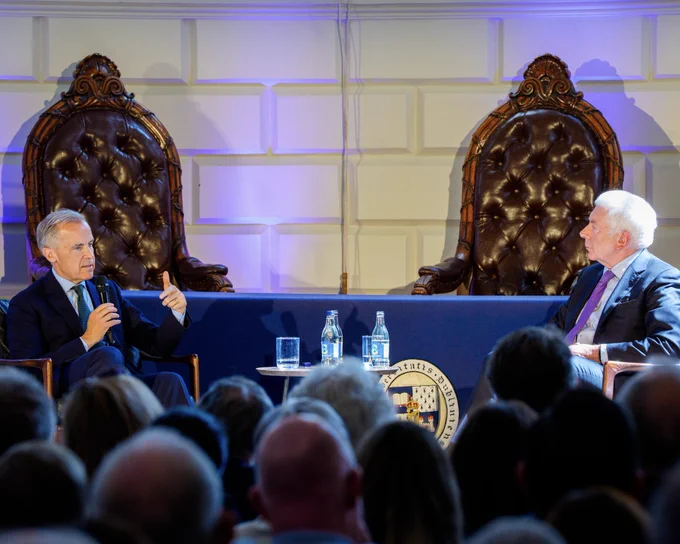Le premier ministre Carney prend la parole au Trinity College de Dublin, en Irlande.