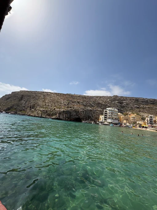 Small fish swimming in Xlendi Bay on Gozo Island
ゴゾ島にあるシュレンディ湾で泳ぐ小魚