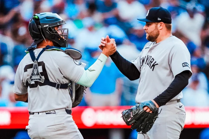 Ali Sánchez celebrates with David Bednar after the Yankees win.