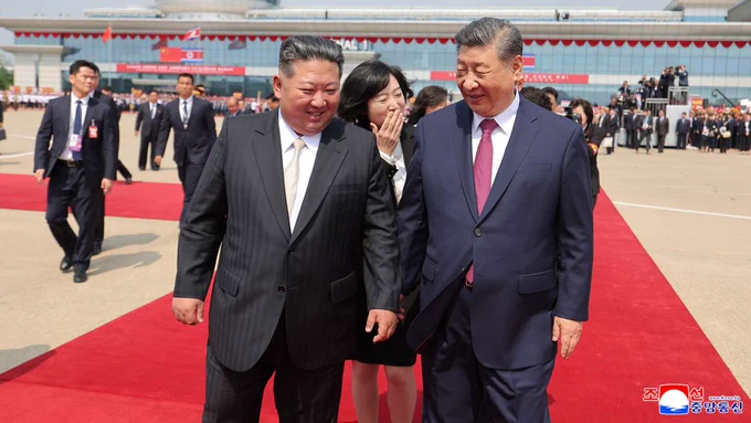2026年6月9日、平壌国際空港で中国の習近平国家主席（右）を見送る金正恩朝鮮労働党総書記（写真：朝鮮通信／共同通信イメージズ）
