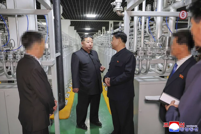 2026年6月3日、新たに稼働した核物質の生産工場を視察する北朝鮮の金正恩朝鮮労働党総書記（左から2人目／写真：朝鮮中央通信＝共同通信社）