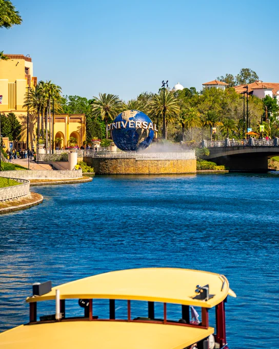Photo of the water taxi driving up near the Globe.