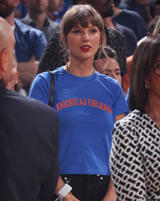 Photo of Taylor Swift wearing a shirt that says "Knickolaj Ehlers"