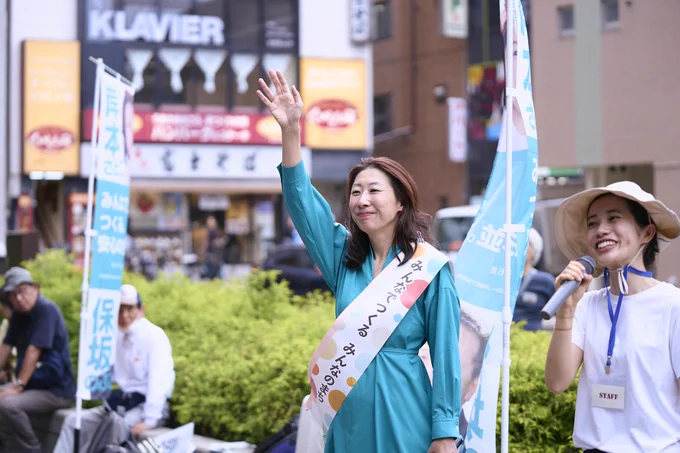 岸本さとこ区長の街頭での様子