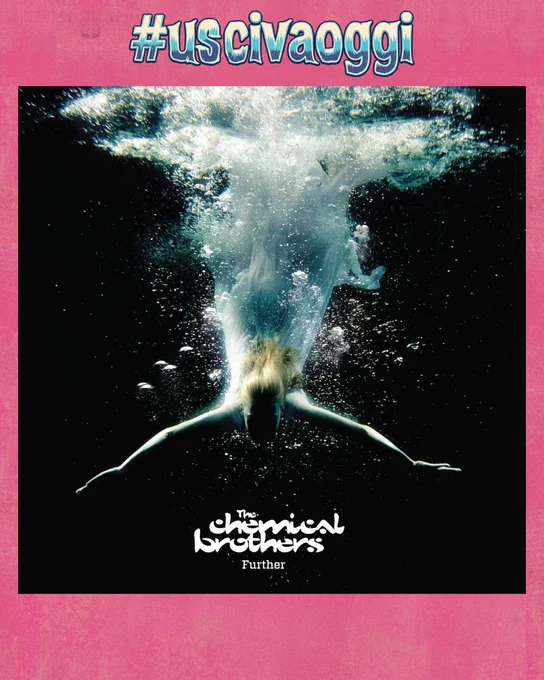 Copertina dell'album "Further" dei The Chemical Brothers. Una figura femminile con lunghi capelli biondi e un abito bianco leggero è immortalata mentre si immerge a testa in giù in acque profonde e scure. Il movimento crea una scia vibrante di bolle d'aria bianche e riflessi luminosi sulla superficie dell'acqua in alto. In basso al centro compare la scritta stilizzata in bianco "The Chemical Brothers" con il titolo dell'album "Further" posizionato subito sotto.