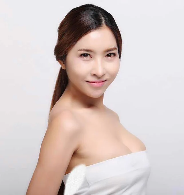 Lukpad Purimprud Chaiyakham – Most Beautiful Ladyboy Model Thailand in a White Bandeau Photoshoot