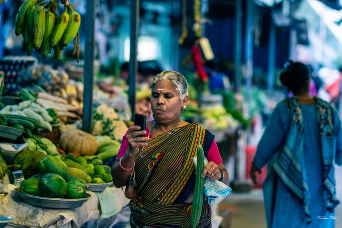 One hand holds vegetables, the other holds connection.
Everyday Chennai, where tradition meets a glowing screen.

SONY ZV-E10   FE 85mm F1.8, @ 85mm, F/1.8, 1/160 sec,ISO 100
Kodambakkam, Chennai 30:05:2026 09:32 AM.