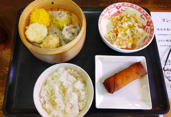 限定10食のランチメニュー😽
この時は焼売１個サービスしてくれた〜🙏
口コミで春巻きの中身がチーズというのをいくつか見て、デザート的な感じかと最後に食べたら、普通の美味しい春巻きだった🤣

このランチは千円ポッキリだったけど、最近は新橋でもランチで千円越えがざらになってきて、ソトランチは中々厳しいご時世になったね…😿