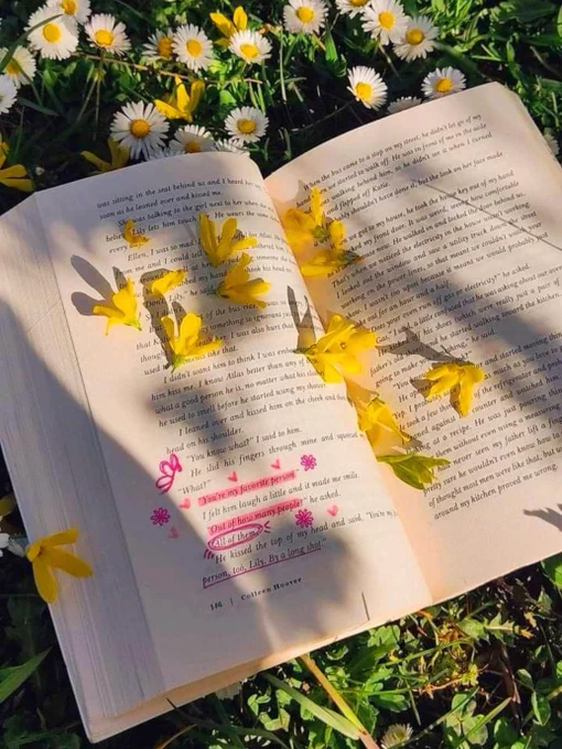 Naya punya hobi baca buku di halaman belakang rumah. Sejuk dan damai, 𝘤𝘦𝘶𝘯𝘢𝘩.