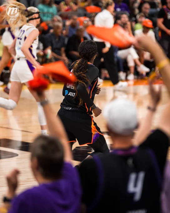 Kahleah Copper running on court.
