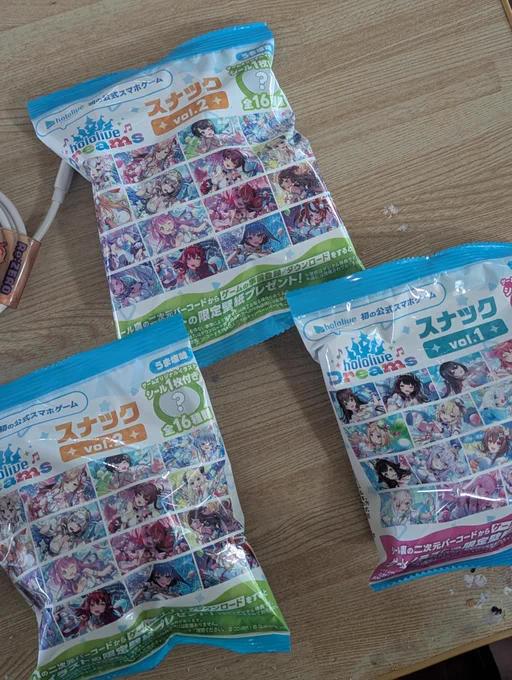 久しぶりにファミマへ行ったら……第1弾の
後ろに第2弾置いてあった。