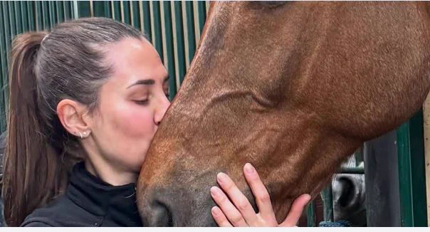Mum dies after being thrown from horse as young daughter watches in horror https://www.mirror.co.uk/news/world-news/mum-dies-on-horse-ride-37292626