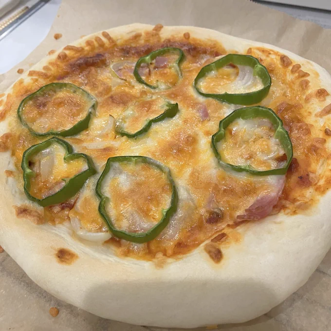 ベーコン、玉ねぎ、ピーマンのピザ！
耳にオリーブオイル塗り忘れて焼き目がつきませんでしたあ