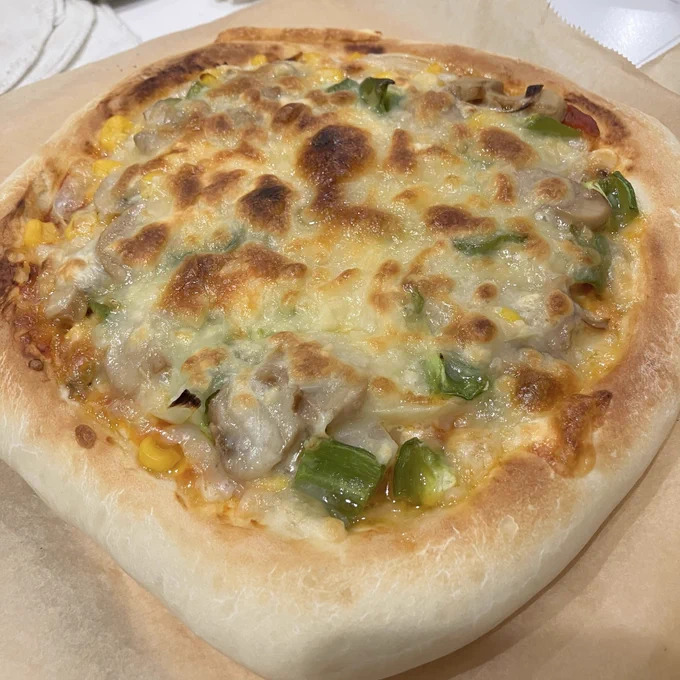 玉ねぎ、ピーマン、マッシュルーム、コーンの具沢山ピザ！
耳まで焼き目がついていいかんじ~🎶
