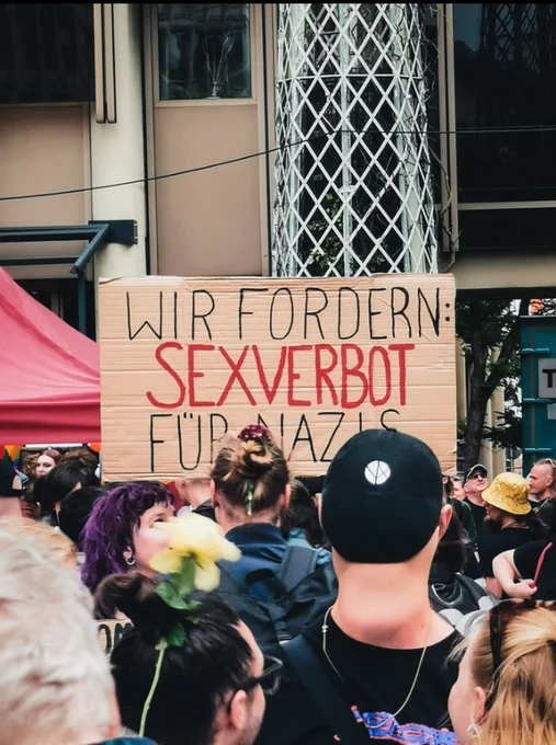 Viele Menschen auf dem Rathausplatz, ein Schild sagt: "Wir fordern Sexverbot für Nazis"