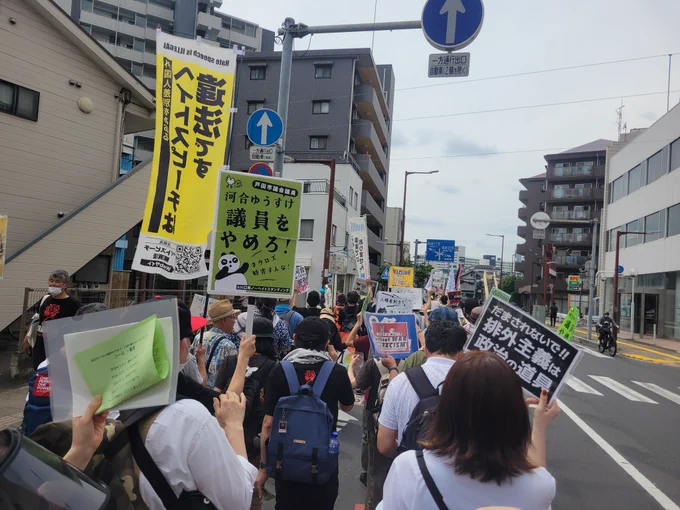 街を進んでいくデモの列