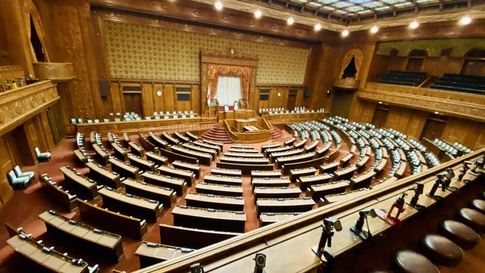 本会場の傍聴席からの眺め。全体が見渡せる。
総理大臣席は国旗の一番側。正面左手