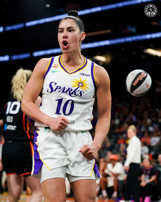 Kelsey Plum reacting & flexing after a big bucket.