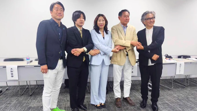 政策討論会の参加者での集合写真。
左から、
大和田伸さん（前 杉並区議）︎
上梨裕奨さん（日本結束党副統領）︎
岸本聡子さん（現 杉並区長）︎
田中良さん（前 杉並区長）︎
増田義彦さん（国際ビジネスコンサルタント）