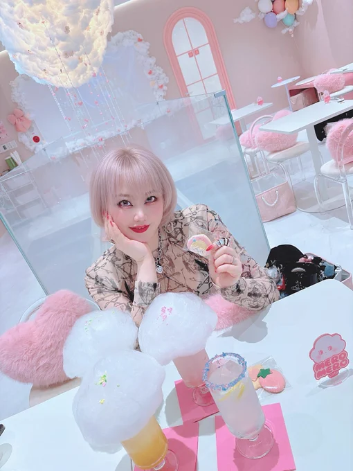 会場のメロメロカフェで打ち合わせする浜崎容子