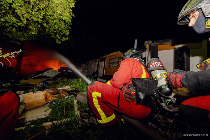 Sapeurs-pompiers de Paris intervenant sur un feu d'installations précaires à Saint-Denis (93)