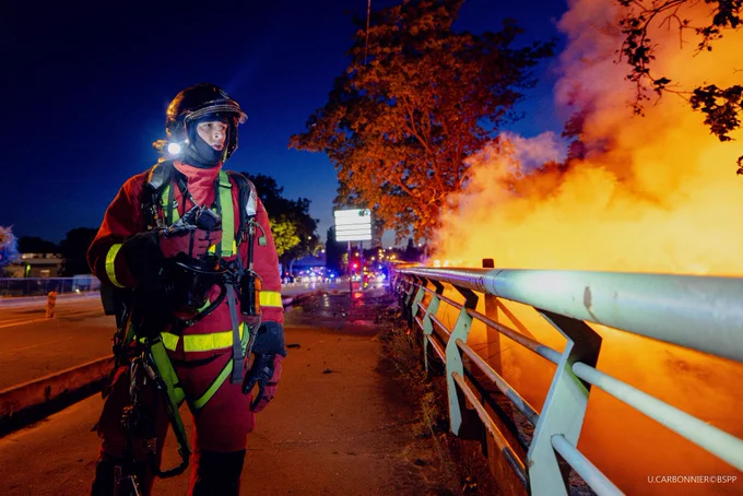 Sapeurs-pompiers de Paris intervenant sur un feu d'installations précaires à Saint-Denis (93)