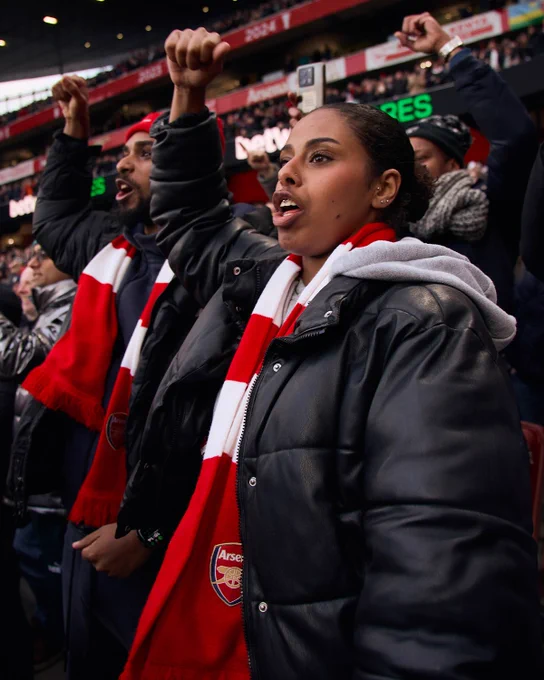 Image of Arsenal supporters cheering 