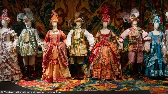 Costumes de Christian Lacroix pour l’opéra d’Adolphe Adam, "Le Postillon de Longjumeau" représenté à l’Opéra-Comique en 2019 Photographie © Centre national du costume et de la scène 
Costumes féminins et masculins de style du 18e siècle et de couleurs diverses présentés sur des mannequins.