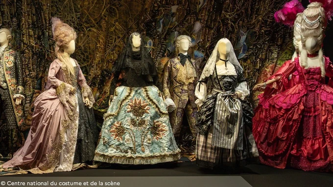Costumes de Christian Lacroix pour l’opéra d’Adolphe Adam, "Le Postillon de Longjumeau" représenté à l’Opéra-Comique en 2019 Photographie © Centre national du costume et de la scène 
Costumes féminins et masculins de style du 18e siècle et de couleurs diverses présentés sur des mannequins.