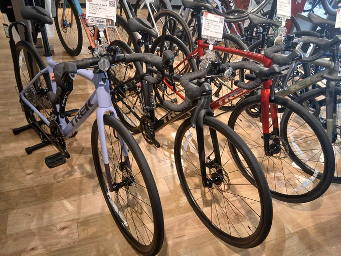 Trek Domane AL 2 Gen 4 2027年モデル （トレック　ドマーネ）
Fury Red（フューリー　レッド）
Trek Domane AL 4 Gen 4 2027年モデル （トレック　ドマーネ）
Lavender Haze（ラベンダー　ヘイズ）
Matte Dark Star Black（マット　ダーク　スター　ブラック）