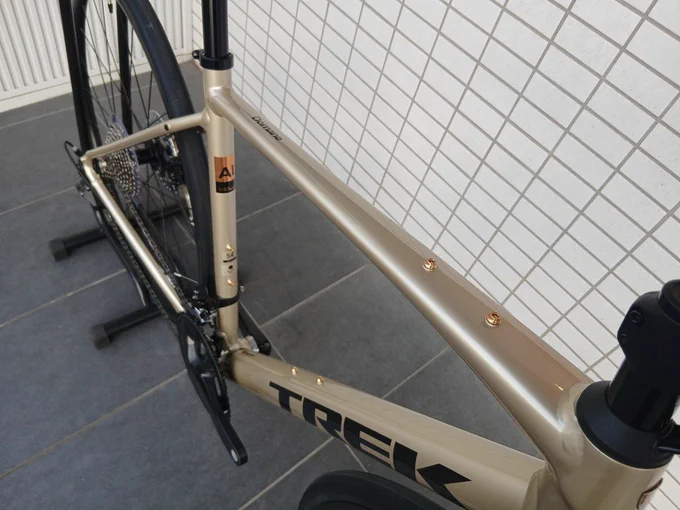 Trek Domane AL 5 Gen 4 2027年モデル （トレック　ドマーネ）
Gloss Supernova（グロス　スーパーノバ）