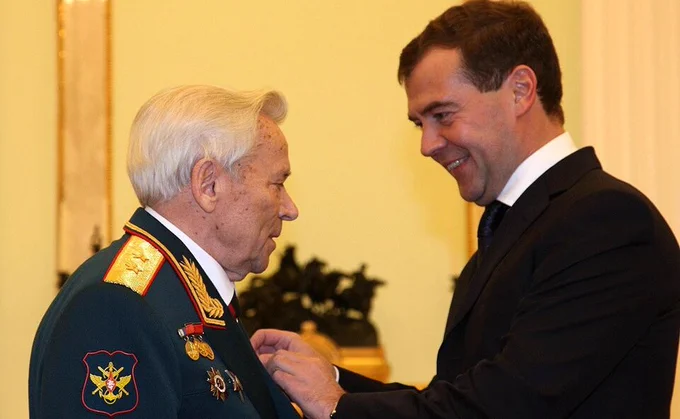 Dmitry Medvedev mengucapkan selamat ulang tahun ke-90 kepada Mikhail Kalashnikov dan menganugerahinya Bintang Emas Pahlawan Rusia.

Source: https://commons.wikimedia.org