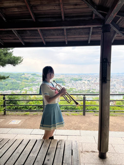 大吉山展望台でトランペットを持つ高坂麗奈のコスプレをしたるんこ