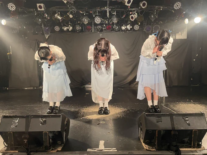 ハーフツインがお辞儀したときの耳‪ ꪔ̤可愛すぎ❣️

前回duoでヲタクの心が復活して、でもduoだったからってだけかもしれないよな～～と思いながらの今日のHOLIDAY
めちゃくちゃ楽しかった‼️‼️
てことで会場イベント状況関係なく楽しいです、本当に復活です。

アオゾラあると思ってたのになくて、なのにがっかりしてないのやっぱライブ強いよな～～～
爆発うれしかったし、星降る楽しくなっちゃってるし（この調子で毎ライブやっていいよ）、ブルーサイドで3人で立ってるの見て柵蹴って跳ねて喜んだくらいにはうれしかった🌸

私は横山さんが好きだから1人でも楽しいけど、3人いるときの楽しさがでかすぎる
どうしても私はグループアイドルが好きなんや、、、

で、研修生ちゃんたちがやはり素晴らしい。
私ライブ中の熱量はんぱなくてそっち側から見たら怖いと思うんだけど、ずっとにこにこしてくれて怖がらないでくれてありがとうね。
今日はローテで「結婚してくれひまり」の日だったけど、結婚してくれをするとその日の子が喜んでくれるのありがとう。なんならその日じゃない方は落ち込むんだよなかわいい、釣られててやばい。
え、怖くない❓本当に大丈夫❓と思いながら生きてるけど、今のとこ2人で取り合いしてくれるくらい喜んでくれるし、コールすると嬉しそうに笑ってくれるし、2人ともアイドルに向いてるね。
なつみちゃんもね、私が2人のコールしてると喜んだ顔するの愛おしいすぎるし、マサイMIX喜んでくれる素晴らしいアイドルだし、嫌がるライブアイドルいるの⁉️と心底びっくりしてて、ほんまに、横山なつみこそがライブアイドルだよ。

私は今を全力で生きているタイプなので素直に言うけど、今がとても楽しくて今の3人がとても大好きです。
この先また増えるのかな？増えてくれって感じだけど、何人になってもこの3人での時間は私にとって大切な思い出なので、3人で活動できる時間を大切にもっともっと楽しいをつくっていきましょう👍🏻
って、まだアカウントない2人にも伝えといてね、なつみちゃん。