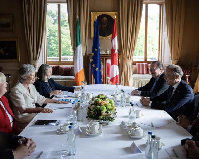 Le premier ministre Carney rencontre la présidente irlandaise Catherine Connolly à Westport, dans le comté de Mayo.