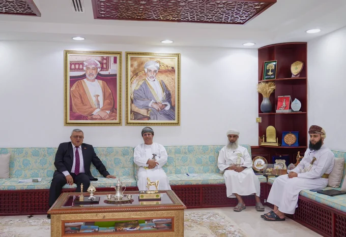 صورة من اللقاء يمين الصورة وفد العماني، ويسار الصورة سعادة السفير 