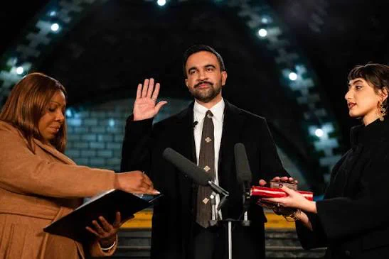 Zohran Mamdani qui prête serment sur le Coran