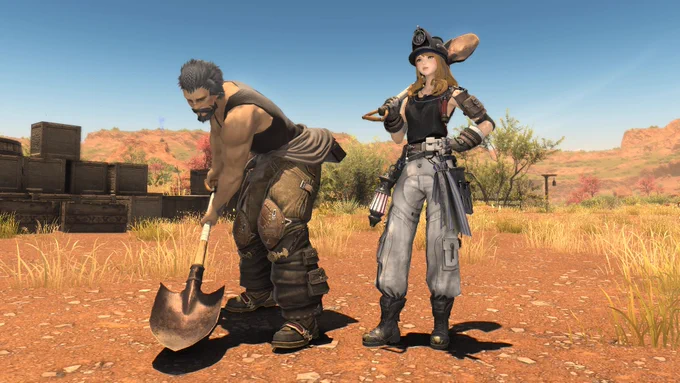 Une capture d'écran de Final Fantasy 14 qui montre un homme mature barbu et musclé en combinaison de travail baissée au niveau des hanches, qui est en train de creuser avec une pelle. Sur la droite il y a une femme avec un casque de mineur et une pelle en appui sur son épaule qui porte un t-shirt noir sans manches, un pantalon gris et des bottines. Ils sont sur sol aride orange et derrière eux il y a quelques caisses en bois, de rares buissons, de l'herbe jaune et des formation rocheuses dans un désert aride.