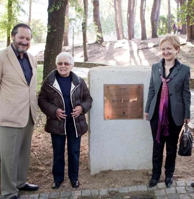 (na imaxe, en xuño de 2011, na inauguración dun monolito que leva o seu nome no Paseo da Ciencia no Parque de Santa Margarida)