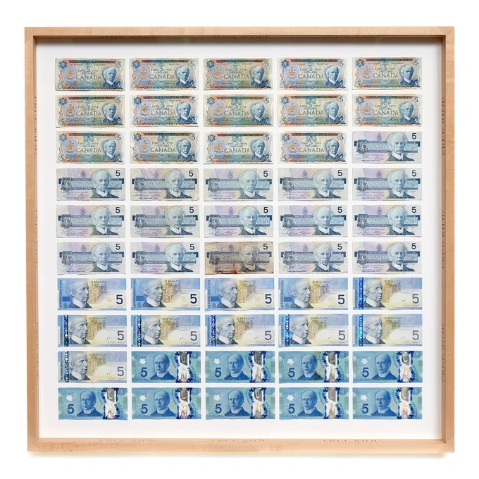 Billets de banque bleus, disposés en grille, sur lesquels on voit un homme chauve en habit à col montant.